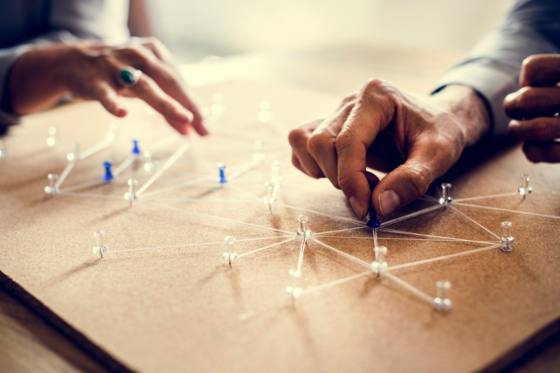 A pinboard with pins and string connecting them to represent a website’s backlink profile